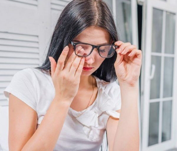 đeo kính cận nhìn vật bị cong