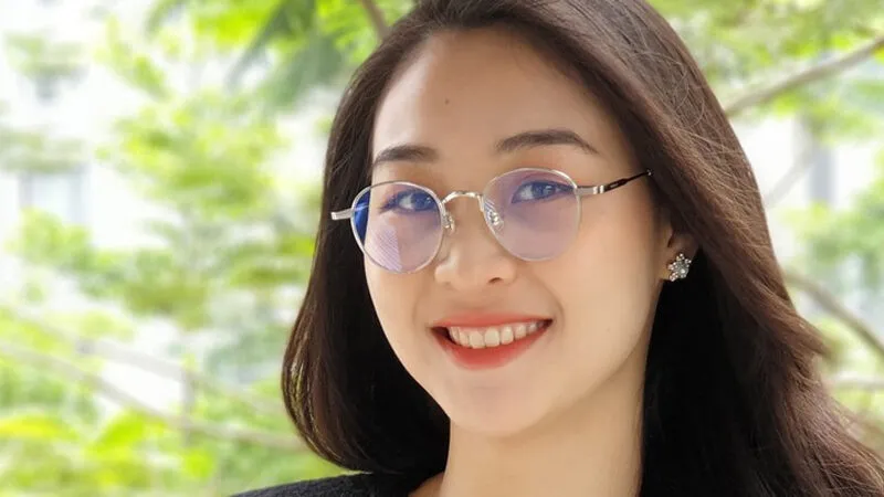 Cận thị có nên đeo kính thường xuyên? Hướng dẫn đeo kính đúng cách