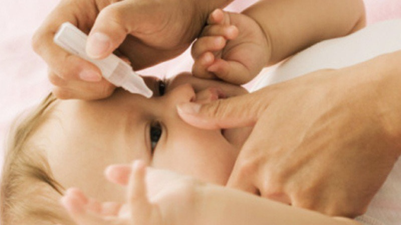 8 thuốc nhỏ mắt cho trẻ sơ sinh AN TOÀN và HIỆU QUẢ
